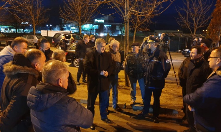Mayor Fazlić joins other Bihać citizens in front of the Bira migrant center